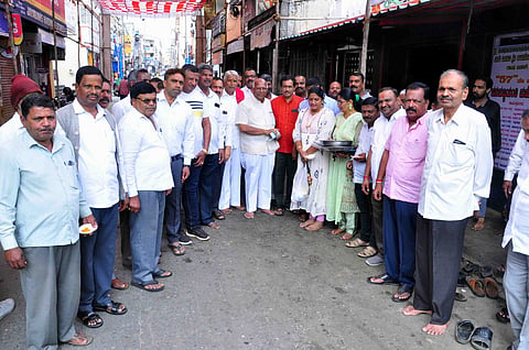 ಎಚ್‌ಡಿಕೆ- ಎಚ್‌ಡಿಡಿ ಜನ್ಮದಿನ ಆಚರಣೆ:ಶ್ರೀ ನಿಲುಬಾಗಿಲು ಆಂಜನೇಯ ದೇವಸ್ಥಾನದಲ್ಲಿ ಪೂಜೆ