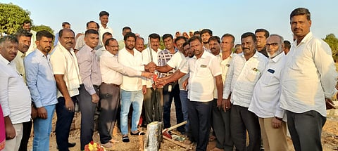 ಎಚ್.ಡಿ.ಕೋಟೆ ತಾಲೂಕಿನ ಗೊಲ್ಲನಬೀಡು ಗ್ರಾಮದಲ್ಲಿ ಉಪ ವಿದ್ಯುತ್ ಘಟಕ ಸ್ಥಾಪನೆ ಕಾಮಗಾರಿಗೆ ಶಾಸಕ ಅನಿಲ್ ಚಿಕ್ಕಮಾದು ಭೂಮಿ ಪೂಜೆ ನೆರವೇರಿಸಿದರು. ಸಂದೀಪ್, ಜಶ್ವಂತ್, ಚಂದುಕುಮಾರ್, ಶ್ರೀನಿವಾಸ್, ಶಿವರಾಜು, ಈರೇಗೌಡ, ಏಜಾಜ್ ಪಾಷ, ಮರಿದೇವಯ್ಯ, ಚಾಮರಾಜು ಇತರರಿದ್ದರು.