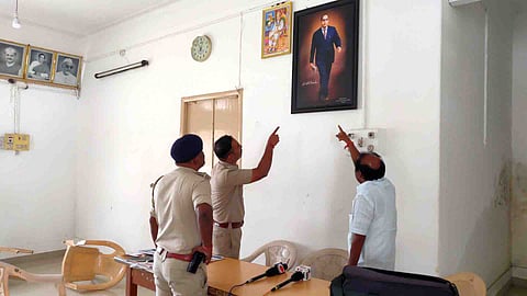 ಜಾತಿ ನಿಂದನೆ, ಅಂಬೇಡ್ಕರ್ ಭಾವಚಿತ್ರಕ್ಕೆ ಅಪಮಾನ