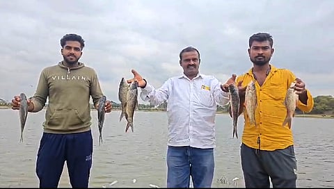 ಕೆರೆಯಲ್ಲಿ ಸಾವಿರಾರು ಮೀನುಗಳ ಮಾರಣ ಹೋಮ:ಸ್ಥಳೀಯರು ಆಕ್ರೋಶ