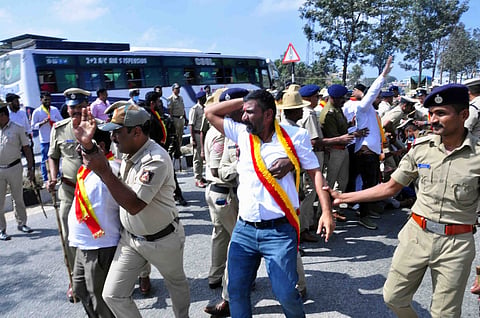 ನಾರಾಯಣಗೌಡರನ್ನು ಬಂಧನ ಖಂಡಿಸಿ ಹಾಸನದಲ್ಲಿ ರಸ್ತೆ ತೆಡೆದು ಪ್ರತಿಭಟನೆ