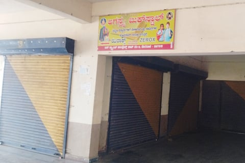 A bus stand with many problems