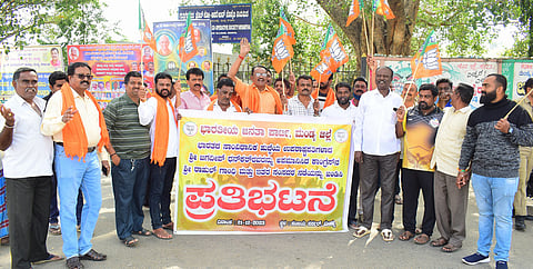 BJP protests against Congress Mandya