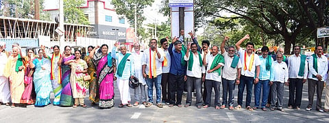 Cauvery protest continues mandya