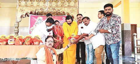 HUN-DEC-16-1(AKSHATE FROM AYODHYA)