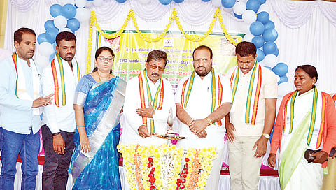 ಹುಣಸೂರು ನಗರದಲ್ಲಿ ಧರ್ಮಸ್ಥಳ ಗ್ರಾಮಾಭಿವೃದ್ಧಿ ಯೋಜನೆ ವತಿಯಿಂದ ಆಯೋಜಿಸಿದ್ದ ಸಾಧನಾ ಸಮಾವೇಶವನ್ನು ಗಣ್ಯರು ಉದ್ಘಾಟಿಸಿದರು. ಎಚ್.ವೈ.ಮಹದೇವ್, ಎಚ್.ಎಲ್.ಮುರಳೀಧರ್, ಮಂಜು, ಸೌರಭ ಸಿದ್ದರಾಜು, ಎಚ್.ಆರ್.ಕೃಷ್ಣಕುಮಾರ್ ಇತರರಿದ್ದಾರೆ.