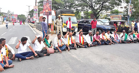 Kannada fighters arrested Protest against state government mandya
