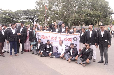 Lawyers protest against police mandya