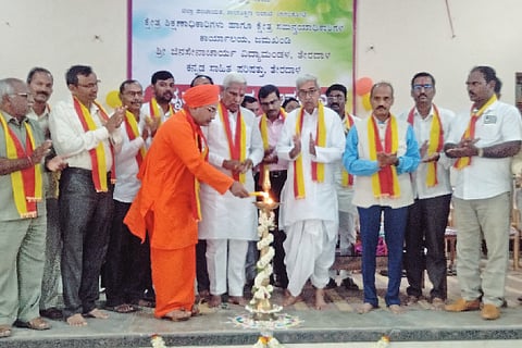 The politics of the teacher in the temple is commendable