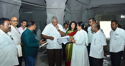 ಮಲೆಮಹದೇಶ್ವರ ಬೆಟ್ಟದಲ್ಲಿ ಪ್ರಗತಿಯಲ್ಲಿರುವ ಶ್ರೀ ಮಹದೇಶ್ವರ ಪ್ರತಿಮೆಯ ಗುಹೆಯ ಒಳಾಂಗಣದ ಕಾಮಗಾರಿಯ ಸ್ಥಳಕ್ಕೆ ಸಚಿವ ಕೆ.ವೆಂಕಟೇಶ್ ಭೇಟಿ ನೀಡಿ ನೀಲಿ ನಕಾಶೆಯನ್ನು ಪರಿಶೀಲಿಸಿದರು. ಡಿಸಿ ಶಿಲ್ಪನಾಗ್, ಎಸ್ಪಿ ಪದ್ಮಿನಿ ಸಾಹೂ, ಸರಸ್ವತಿ, ಚಂದ್ರಶೇಖರ್ ಮತ್ತಿತರರಿದ್ದರು.
02 ಹನೂರು 1 ಎ: ಪ್ರಗತಿಯಲ್ಲಿರುವ 396 ವಸತಿ ಗೃಹ ಕೊಠಡಿಗಳ ನಿರ್ಮಾಣ ಕಾಮಗಾರಿಯನ್ನು ಸಚಿವ ಕೆ. ವೆಂಕಟೇಶ್ ಪರಿಶೀಲಿಸಿದರು.