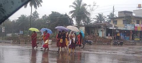 ಹಾಸನದಲ್ಲಿ ಗುರುವಾರ ಜಿಟಿಜಿಟಿ ಮಳೆ: ಜನ ಜೀವನ ಅಸ್ತವ್ಯಸ್ಥ