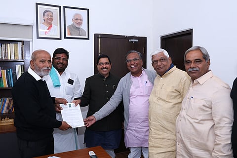 MP SANGANNA KARADI GIVE MEMORANUM TO CENTRAL MINISTER PRAHALLAD JOSHI