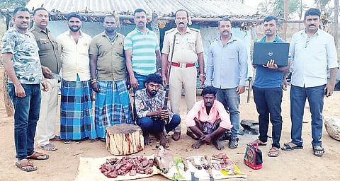  ಹನೂರು ತಾಲೂಕಿನ ಬಸಪ್ಪನದೊಡ್ಡಿ ಗ್ರಾಮದಲ್ಲಿ ಜಿಂಕೆ ಮಾಂಸವನ್ನು ಹಂಚಿಕೊಳ್ಳುತ್ತಿದ್ದ ಇಬ್ಬರು ಆರೋಪಿಗಳನ್ನು ರಾಮಾಪುರ ಪೊಲೀಸರು ಬಂಧಿಸಿದರು.