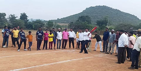 ಹನೂರಿನಲ್ಲಿ ಆಯೋಜಿಸಿರುವು ಪ್ರೀಮಿಯರ್ ಲೀಗ್ ಕ್ರಿಕೆಟ್ ಪಂದ್ಯಾವಳಿಗೆ ಶಾಸಕ ಎಂ.ಆರ್.ಮಂಜುನಾಥ್ ಬ್ಯಾಂಟಿಂಗ್ ಮಾಡುವ ಮೂಲಕ ಚಾಲನೆ ನೀಡಿದರು. ಮಹೇಶ್, ಶಿವಮೂರ್ತಿ, ಸೈಯದ್ ಅಕ್ರಂ, ರಾಜುಗೌಡ, ವಿಜಯ್, ಸತೀಶ್, ಪ್ರಶಾಂತ್, ಕುಮಾರ್ ಇತರರಿದ್ದರು.