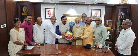 mp sanganna karadi railway officials meet minister prahallad joshi