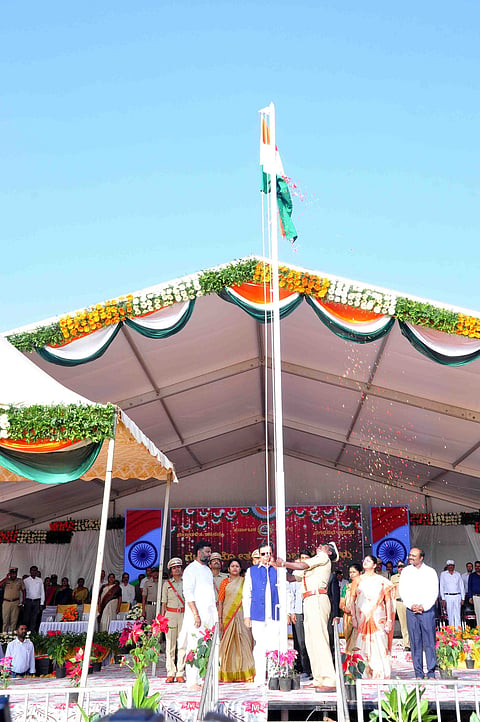 ಹಾಸನದಲ್ಲಿ 75ನೇ ಗಣರಾಜ್ಯೋತ್ಸವ ಧ್ವಜಾರೋಹಣ ನೆರವೇರಿಸಿ ಸಚಿವ ಕೆ.ಎನ್. ರಾಜಣ್ಣ