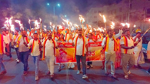 ವೇದಿಕೆಯ ರಾಜ್ಯಾಧ್ಯಕ್ಷ ನಾರಾಯಣಗೌಡ ಬಿಡುಗಡೆಗೆ ಆಗ್ರಹಿಸಿ ಪಂಜಿನ ಮೆರವಣಿಗೆ