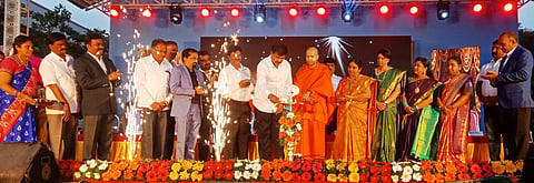 ಹನೂರಿನ ಶ್ರೀ ವಿವೇಕಾನಂದ ಶಿಕ್ಷಣ ಸಂಸ್ಥೆಯಲ್ಲಿ ಆಯೋಜಿಸಿದ್ದ ಶಾಲಾ ವಾರ್ಷಿಕೋತ್ಸವ ಹಾಗೂ ಶ್ರೀ ವಿವೇಕಾನಂದ ಜಯಂತ್ಯುತ್ಸವ ಕಾರ್ಯಕ್ರಮವನ್ನು ಶಾಸಕ ಎಂ.ಆರ್.ಮಂಜುನಾಥ್ ಉದ್ಘಾಟಿಸಿದರು. ಶ್ರೀ ಸರ್ವ ಜಯಾನಂದ ಮಹಾರಾಜ್ ಸ್ವಾಮೀಜಿ, ಶಿವರಾಜು, ಉಮಾರಾಜೇಂದ್ರನ್, ಸುರೇಶ್‌ನಾಯ್ಡು, ಮಧುಸೂದನ್ ಮತ್ತಿತರರಿದ್ದರು.