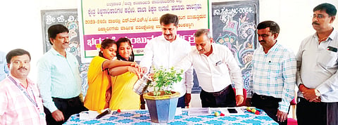 ಹನೂರಿನ ಜಿ.ವಿ.ಗೌಡ ಕಾಲೇಜಿನಲ್ಲಿ ಎಸ್ಸೆಸ್ಸೆಲ್ಸಿ ಹಾಗೂ ಪಿಯುಸಿ ವಿದ್ಯಾರ್ಥಿಗಳಿಗಾಗಿ ಆಯೋಜಿಸಿದ್ದ ಭರವಸೆ ತುಂಬುವ ಕಾರ್ಯಕ್ರಮವನ್ನು ಶಾಸಕ ಎಂ.ಆರ್.ಮಂಜುನಾಥ್ ಉದ್ಘಾಟಿಸಿದರು. ರಾಮಚಂದ್ರರಾಜೇ ಅರಸ್, ಶಿವರಾಜು, ಮಹದೇವ, ಕಿರಣ್‌ಕುಮಾರ್, ಕಂದವೇಲು ಮತ್ತಿತರರಿದ್ದರು.