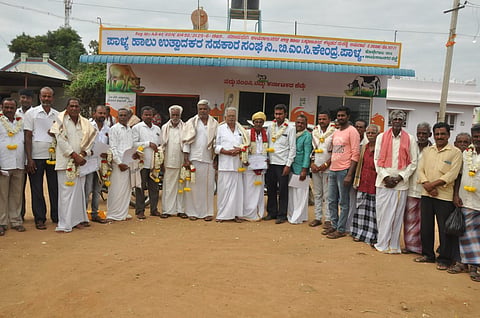 ಕೊಳ್ಳೇಗಾಲ ತಾಲೂಕಿನ ಪಾಳ್ಯ ಗ್ರಾಮದ ಹಾಲು ಉತ್ಪಾದಕರ ಸಹಕಾರ ಸಂಘದ ನೂತನ ಅಧ್ಯಕ್ಷರಾಗಿ ಪಿ.ವಿ ನಟರಾಜು ಹಾಗೂ ಉಪಾಧ್ಯಕ್ಷರಾಗಿ ಶಿವಪ್ರಸಾದ್ ಅವಿರೋಧವಾಗಿ ಆಯ್ಕೆಯಾದರು.