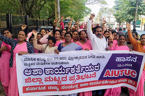 ಆಶಾ ಕಾರ್ಯಕರ್ತೆಯರ ವಿವಿಧ ಬೇಡಿಕೆ ಈಡೇರಿಕೆಗಾಗಿ ಪ್ರತಿಭಟನೆ