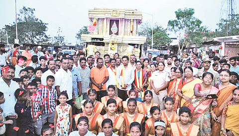 ಮಹಾಗಾಂವ್ ಕ್ರಾಸ್‌ನಲ್ಲಿ ಕರ್ನಾಟಕ ಸಂಭ್ರಮ-೫೦ರ ಜ್ಯೋತಿ ರಥಯಾತ್ರೆಯನ್ನು ಅದ್ದೂರಿಯಾಗಿ ಸ್ವಾಗತಿಸಲಾಯಿತು. ತಹಸೀಲ್ದಾರ್ ಮಹಮ್ಮದ್ ಮೋಸಿನ್, ತಾಪಂ ಇಒ ಅಂಬರೀಶ ಪಾಟೀಲ್, ಪಪಂ ಮುಖ್ಯಾಧಿಕಾರಿ ಶಾಂತಪ್ಪ ಹಾದಿಮನಿ, ಬಿಇಒ ಸೋಮಶೇಖರ ಹಂಚಿನಾಳ, ಕಸಾಪ ತಾಲೂಕು ಅಧ್ಯಕ್ಷ ಸುರೇಶ ಲೇಂಗಟಿ ಇತರರಿದ್ದರು.