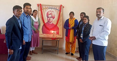 ಸೋಮವಾರಪೇಟೆ ಯಡೂರಿನ ಬಿ.ಟಿ.ಸಿಜಿ ಸರ್ಕಾರಿ ಪ್ರಥಮ ದರ್ಜೆ ಕಾಲೇಜಿನಲ್ಲಿ ಸ್ವಾಮಿ ವಿವೇಕಾನಂದರ ಜನ್ಮ ದಿನದ ಅಂಗವಾಗಿ ಹಮ್ಮಿಕೊಳ್ಳಲಾಗಿದ್ದ ರಾಷ್ಟ್ರೀಯ ಯುವದಿನಾಚರಣೆ ಕಾರ್ಯಕ್ರಮವನ್ನು ಕಾಜೇಜಿನ ಪ್ರಾಂಶುಪಾಲೆ ಕೆ.ಎಚ್.ಧನಲಕ್ಷ್ಮೀ ಉದ್ಘಾಟಿಸಿದರು. ಪ್ರೊ. ಸುನಿತಾ, ಪ್ರೊ.ಶಿವಮೂರ್ತಿ ಮತ್ತಿತರರಿದ್ದರು.