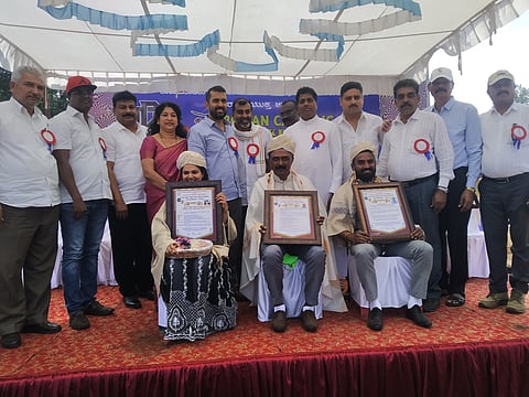 ಜಿಲ್ಲಾ ರೋಮನ್ ಕ್ಯಾಥೋಲಿಕ್ ಅಸೋಸಿಯೇಷನ್ ಹಾಗೂ ಜಯವೀರಮಾತೆ ದೇವಾಲಯದ ವತಿಯಿಂದ ಸೋಮವಾರಪೇಟೆ ತಾಲೂಕಿನ ಬಳಗುಂದ ಸರ್ಕಾರಿ ಪ್ರಾಥಮಿಕ ಶಾಲೆ ಮೈದಾನದಲ್ಲಿ ಆಯೋಜಿಸಿರುವ ಕ್ರಿಕೆಟ್ ಪಂದ್ಯಾವಳಿಯ ಉದ್ಘಾಟನಾ ಸಮಾರಂಭದಲ್ಲಿ ಸಾಧಕರಾದ ಅಂತೋಣಿ ಡಿಸೋಜ, ಆಶಿಸ್, ಕು.ಗ್ಲೆನಿಟಾ ಬ್ರಿಜಿತ್ ಡಿಸೋಜ ಅವರನ್ನು ಸನ್ಮಾನಿಸಲಾಯಿತು. ಡಾ.ಮಂತರ್‌ಗೌಡ, ರಾಯಪ್ಪ, ಡಾ.ಶೂಶ್ರೂಷ್‌ಗೌಡ, ಎಸ್.ಎಂ.ಡಿಸಿಲ್ವಾ, ಗ್ರೇಷಿಯನ್ ರೋಡ್ರಿಗಸ್, ಶೀಲಾ ಡಿಸೋಜ ಇತರರಿದ್ದರು.