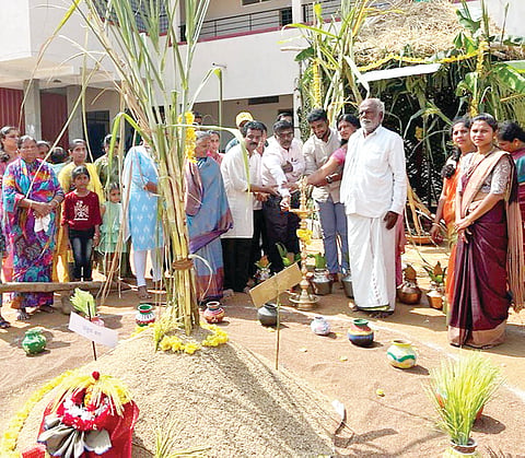 ತಿ.ನರಸೀಪುರ ತಾಲೂಕಿನ ಕಂಚನಹಳ್ಳಿ ಗ್ರಾಮದ ಪ್ರಜ್ಞಾಗುರುಕುಲ ಐಸಿಎಸ್ಸಿ ಶಾಲೆಯಲ್ಲಿ ಆಯೋಜಿಸಿದ್ದ ಸಂಕ್ರಾಂತಿ ಸಂಭ್ರಮ ವನ್ನು ಉಪನ್ಯಾಸಕ ಎಂ.ಮಹದೇವ್ ಹಾಗೂ ಸಂಸ್ಥೆಯ ಆಡಳಿತ ಮಂಡಳಿಯ ಟ್ರಸ್ಟಿ ಚಿರಾಗ್ ಉದ್ಘಾಟಿಸಿದರು. ಭಗತ್, ಮುತ್ತುರಾಜು, ಹೊಂಬೇಗೌಡ ಇತರರು ಇದ್ದರು.