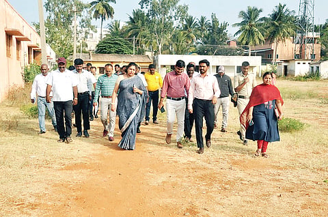 ಕೊಳ್ಳೇಗಾಲ ಪಟ್ಟಣದ ಎಂಜಿಎಸ್‌ವಿ ಕಾಲೇಜು ಮೈದಾನದಲ್ಲಿ ಆಯೋಜಿಸಿರುವ ಮೆಗಾ ಅರೋಗ್ಯ ತಪಾಸಣಾ ಶಿಬಿರದ ಸಿದ್ಧತೆಯನ್ನು ಡಿಸಿ ಶಿಲ್ಪಾನಾಗ್ ಪರಿಶೀಲಿಸಿದರು. ಮಹೇಶ್, ಮಂಜುಳಾ, ಚಿದಂಬರಂ, ರಾಜಶೇಖರ್, ಗೋಪಾಲ್ ಇತರರು ಇದ್ದರು.