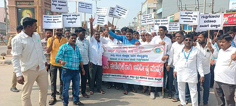 electrical contractors protest in Koppal to argue fullfill their demands