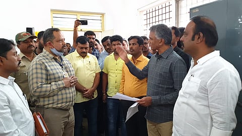 ಮದ್ದೂರು ತಾಲೂಕಿನ ಉಪ ನೋಂದಣಿ ಕಚೇರಿಯಲ್ಲಿ ಉಪ ನೊಂದಣಿ ಅಧಿಕಾರಿ ದಿನೇಶ್ ಅವರನ್ನು ಕಂದಾಯ ಸಚಿವ ಕೃಷ್ಣ ಬೈರೇಗೌಡ ಸಾರ್ವಜನಿಕರ ಎದುರಲ್ಲೇ ತರಾಟೆಗೆ ತೆಗೆದುಕೊಂಡರು. ಕೆ.ಎಂ.ಉದಯ್, ಡಾ.ಕುಮಾರ್, ಶಿವಮೂರ್ತಿ, ಕೆ.ಎಸ್.ಸೋಮಶೇಖರ್ ಇದ್ದರು.
