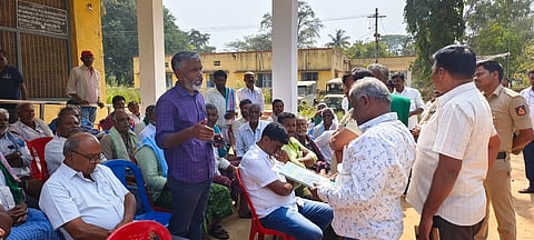 ಮಳವಳ್ಳಿ ತಾಲೂಕಿನ ಟಿ.ಕಾಗೇಪುರ ಬಳಿಯಿರುವ ಕಾವೇರಿ ನೀರಾವರಿ ನಿಗಮದ ಉಪ ಕಚೇರಿ ಮುಂದೆ ಗುರುವಾರ ವಿವಿಧ ಗ್ರಾಮಗಳು ರೈತರು ಪ್ರತಿಭಟನೆ ನಡೆಸಿದರು. ಹನುಮಂತು, ಟಿ.ಎಲ್.ಕೃಷ್ಣೇಗೌಡ, ಟಿ.ಸಿ.ಚೌಡಯ್ಯ, ಆನಂದ, ನರಸನ ಹನುಮಂತು, ಕುಮಾರ, ಶಿವಲಿಂಗಯ್ಯ, ಮಧು, ಪ್ರಸನ್ನ ಮತ್ತಿತರರಿದ್ದರು.