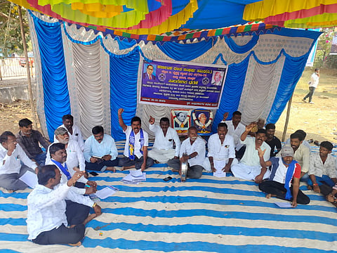 protest in koppal about socio economic cast survey