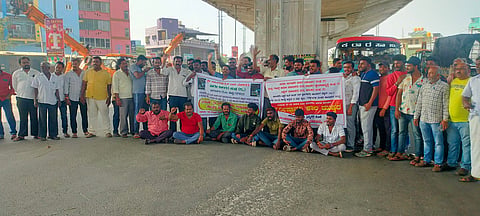 ಮದ್ದೂರು ಪಟ್ಟಣದ ಕೊಲ್ಲಿ ವೃತ್ತದಲ್ಲಿ ಗುರುವಾರ ಸರಕು ಸಾಗಣೆ ವಾಹನಗಳ ಮಾಲೀಕರು, ಚಾಲಕರು ಬೆಂಗಳೂರು, ಮೈಸೂರು ಹೆದ್ದಾರಿ ತಡೆದು ಪ್ರತಿಭಟನೆ ನಡೆಸಿದರು. ಪಿ.ಸಂದರ್ಶ, ಗೊರವನಹಳ್ಳಿ ಮಧು, ಮದ್ದೂರು ತಾಲೂಕು ಸರಕು ಸಾಗಣೆ ವಾಹನ ಮಾಲೀಕರ ಸಂಘದ ಪದಾಧಿಕಾರಿಗಳಾದ ರವಿ, ನಂಜುಂಡಸ್ವಾಮಿ, ರಾಜೇಶ್, ಸ್ವಾಮಿ, ಕಾಂತರಾಜು ಮತ್ತಿತರರಿದ್ದರು.