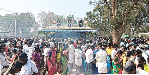 ಯಳಂದೂರು ಪಟ್ಟಣದ ದೇವಾಂಗಬೀದಿಯ ಶ್ರೀರಾಮಮಂದಿರದಲ್ಲಿ ಸೋಮವಾರ ಅಯೋಧ್ಯೆಯಲ್ಲಿ ಶ್ರೀರಾಮ ಪ್ರತಿಷ್ಠಾಪನೆ ಹಿನ್ನೆಲೆಯಲ್ಲಿ ವಿಶೇಷ ಪೂಜೆ ಕೈಗೊಂಡು ಭಕ್ತರಿಗೆ ಪ್ರಸಾದ ವಿನಿಯೋಗ ಮಾಡಲಾಯಿತು.