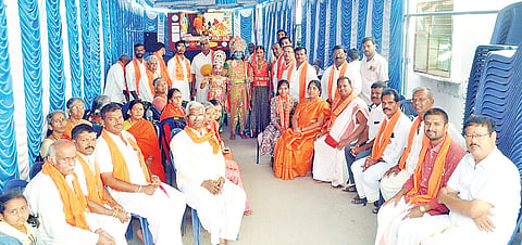 ಕೊಳ್ಳೇಗಾಲ ಪಟ್ಟಣದ ನಡುಕಲ ಬೀದಿಯಲ್ಲಿ ನಗರ ಮಂಡಲ ಅಧ್ಯಕ್ಷ ರಮೇಶ್ ಮೂರಾರಿ ನೇತೃತ್ವದಲ್ಲಿ ಎಲ್‌ಇಡಿ ಪರದೆ ಅಳವಡಿಸಿ ಶ್ರೀ ರಾಮಲಲ್ಲಾನ ಪ್ರಾಣ ಪ್ರತಿಷ್ಠಾನ ನೇರ ಪ್ರಸಾರ ಕಾರ್ಯಕ್ರಮ ವೀಕ್ಷಣೆಗೆ ಅನುವು ಮಾಡಿಕೊಡಲಾಗಿತ್ತು.
