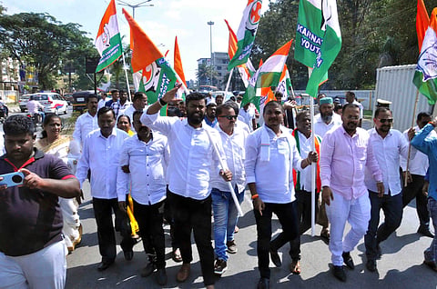 ಜಿಲ್ಲಾ ಕಾಂಗ್ರೆಸ್ ಕಾರ್ಯಕರ್ತರು ಡಿಸಿ ಕಚೇರಿ ಎದುರು ಪ್ರತಿಭಟನೆ