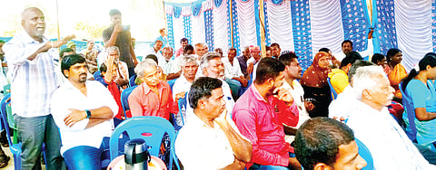 ಹನೂರು ತಾಲೂಕಿನ ಎಲ್ಲೇಮಾಳದಲ್ಲಿ ಆಯೋಜಿಸಿದ್ದ ಗ್ರಾಮಸಭೆಯಲ್ಲಿ ಗ್ರಾಮಸ್ಥರು ಅಧಿಕಾರಿಗಳ ಮುಂದೆ ಸಮಸ್ಯೆ ಹೇಳಿಕೊಂಡರು.