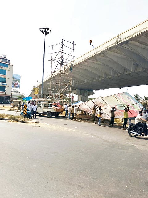 ಬೆಂಗಳೂರು-ಮೈಸೂರು ರಸ್ತೆಯಲ್ಲಿ ಫ್ಲೆಕ್ಸ್ ತೆರವು