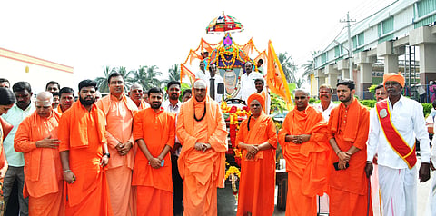 ಮಲೆಮಹದೇಶ್ವರ ಬೆಟ್ಟದ ಮಾದಪ್ಪನ ಸನ್ನಿಧಿಗೆ ಸುತ್ತೂರು ಮಠದ ಶ್ರೀ ಶಿವರಾತ್ರಿ ದೇಶಿಕೇಂದ್ರ ಸ್ವಾಮೀಜಿ ಭೇಟಿ ನೀಡಿ ದೇವರ ದರ್ಶನ ಪಡೆದರು. ಶ್ರೀ ಶಾಂತಮಲ್ಲಿಕಾರ್ಜುನ ಸ್ವಾಮೀಜಿ, ಶರತ್ ಚಂದ್ರ ಸ್ವಾಮೀಜಿ, ಮಲ್ಲಿಕಾರ್ಜುನ ಸ್ವಾಮೀಜಿ, ಸರಸ್ವತಿ ಮತ್ತಿತತರಿದ್ದರು.