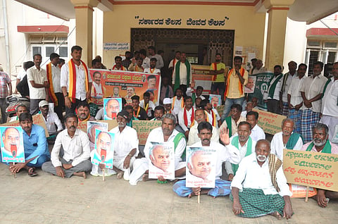 ಕೊಳ್ಳೇಗಾಲ ಪಟ್ಟಣದ ತಾಲೂಕು ಕಚೇರಿ ಮುಂಭಾಗ ಸಚಿವ ಶಿವಾನಂದ ಪಾಟೀಲ್ ಅವರನ್ನು ಸಚಿವ ಸಂಪುಟದಿಂದ ವಜಾಗೊಳಿಸಬೇಕು ಹಾಗೂ ಕರವೇ (ಪ್ರವೀಣ್ ಶೆಟ್ಟಿ ಬಣ) ಅಧ್ಯಕ್ಷ ಟಿ.ಎ.ನಾರಾಯಣಗೌಡರನ್ನು ಬಿಡುಗಡೆ ಗೊಳಿಸಬೇಕೆಂದು ಆಗ್ರಹಿಸಿ ರೈತ ಸಂಘದ ಪದಾಧಿಕಾರಿಗಳು ಮತ್ತು ಕರವೇ ಮುಖಂಡರು ಪ್ರತಿಭಟನೆ ನಡೆಸಿದರು.
