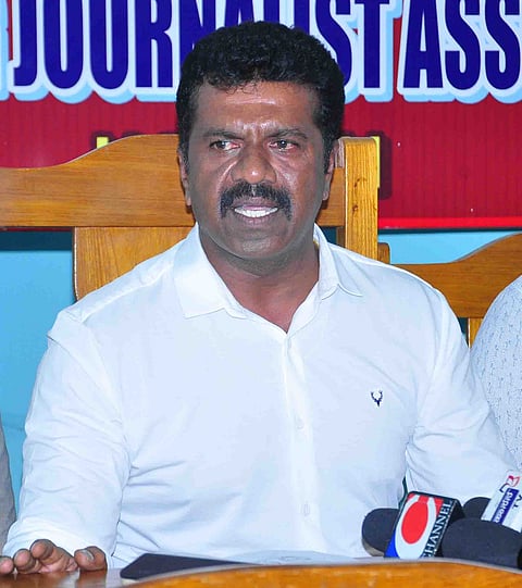 ರೈಲ್ವೆ ಮೇಲ್ಸೇತುವೆಯ ಒಂದು ಬದಿಯಲ್ಲಿ ಸಂಚಾರ ಮುಕ್ತ ಮಾಡಿ