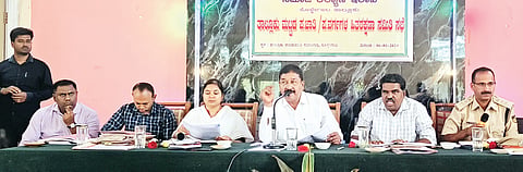 ಪಟ್ಟಣದ ತಾಲೂಕಿನ ಪಂಚಾಯಿತಿ ಸಭಾಂಗಣದಲ್ಲಿ ಶನಿವಾರ ಎಸ್ಸಿ-ಎಸ್ಟಿ ಹಿತರಕ್ಷಣಾ ಸಭೆ ಶಾಸಕ ಎ.ಆರ್.ಕೃಷ್ಣಮೂರ್ತಿ ಅವರ ಅಧ್ಯಕ್ಷತೆಯಲ್ಲಿ ನಡೆಯಿತು. ಡಿಎಚ್ ಒ ಚಿದಂಬರಂ, ಮಂಜುಳಾ, ಶ್ರೀನಿ ವಾಸ್, ಜಿ.ಯು ಸೋಮೆಗೌಡ, ನವೀನ್ ಮಠದ್ , ಕೇಶವ ಮೂರ್ತಿ ಇದ್ದರು.