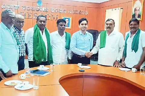 A delegation of Hanagalla farmers met Hescom MD