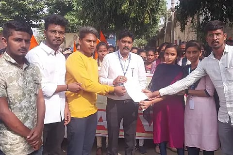 ABVP PROTEST AGAINEST MADHU BANGARAPPA