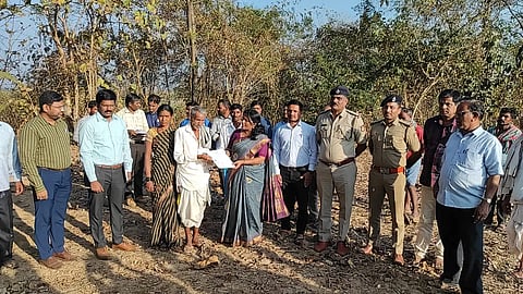 DC-Gangubayi-hand-over-the-land-document