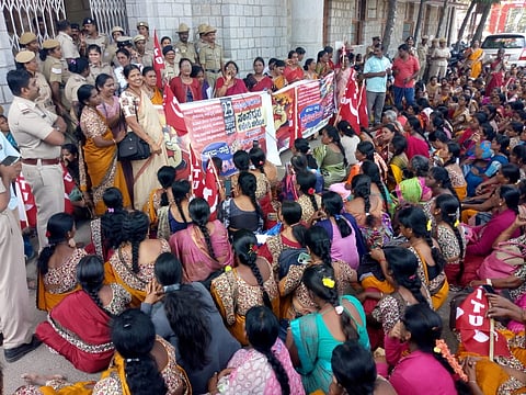 Protest by Anganwadi and Bisiuta activists mandya