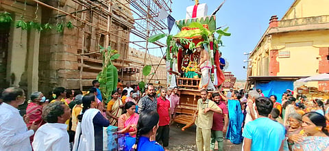 ಐತಿಹಾಸಿಕ ಶ್ರೀರಂಗನಾಥಸ್ವಾಮಿ ದೇವಾಲಯದ ಮುಂಭಾಗದಲ್ಲಿ ಮಕರ ಸಂಕ್ರಾಂತಿ ಮಾರನೆಯ ದಿನದ ಕನು ಹಬ್ಬದ ಪ್ರಯುಕ್ತ ಮಂಗಳವಾರ ಶ್ರೀದೇವಿ, ಭೂದೇವಿ, ಶ್ರೀರಂಗನಾಯಕಿ ಅಮ್ಮನವರ ಸಮೇತ ಪ್ರತಿಷ್ಠಾಪನೆಗೊಂಡಿದ್ದ ಶ್ರೀ ಆದಿರಂಗನಾಥಸ್ವಾಮಿಯ ಚಿಕ್ಕತೇರಿನ ಬ್ರಹ್ಮರಥೋತ್ಸವನ್ನು ಮಂಗಳವಾರ ಸಂಭ್ರಮದಿಂದ ನೆರವೇರಿಸಲಾಯಿತು.