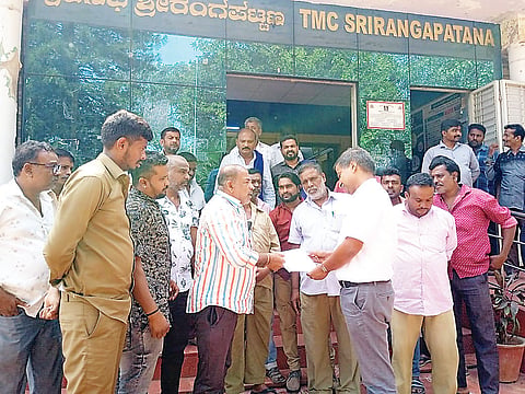 ಶ್ರೀರಂಗಪಟ್ಟಣ ಪುರಸಭಾ ಕಾರ್ಯಲಯದ ಮುಂದೆ ಮಂಗಳವಾರ ಗಂಜಾಂ ಆಟೋ ಚಾಲಕರು ಹಾಗೂ ನಿವಾಸಿಗಳು ಪ್ರತಿಭಟನೆ ನಡೆಸಿ ಗಂಜಾಂ ರಸ್ತೆ ದುರಸ್ತಿಗೆ ಆಗ್ರಹಿಸಿ ಮುಖ್ಯಾಧಿಕಾರಿ ರಾಜಣ್ಣ ಅವರಿಗೆ ಮನವಿ ಸಲ್ಲಿಸಿದರು.
